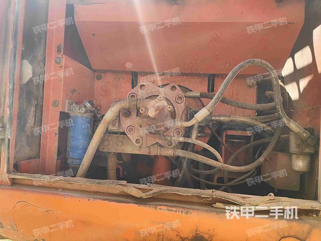 液壓泵艙室正面整體(整機外觀) 液壓泵艙室正面整體(整機外觀)