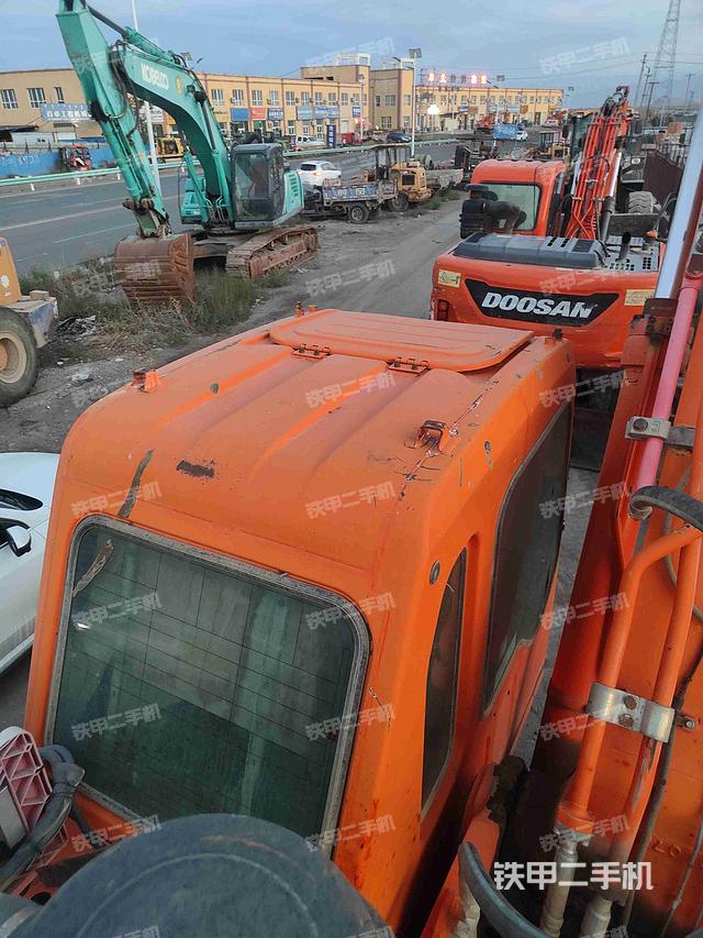 駕駛室頂部(整機外觀) 駕駛室頂部(整機外觀)