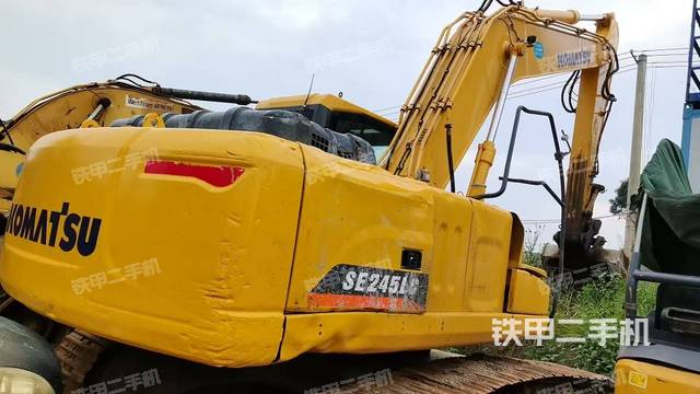 液壓泵艙室正面整體(整機外觀) 液壓泵艙室正面整體(整機外觀)