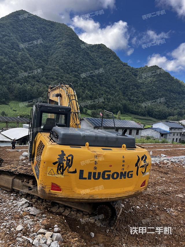 駕駛室頂部(整機(jī)外觀) 駕駛室頂部(整機(jī)外觀)