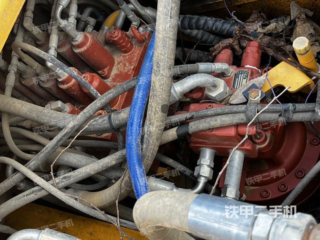 回轉(zhuǎn)馬達(dá)和主控閥(整機(jī)外觀) 回轉(zhuǎn)馬達(dá)和主控閥(整機(jī)外觀)