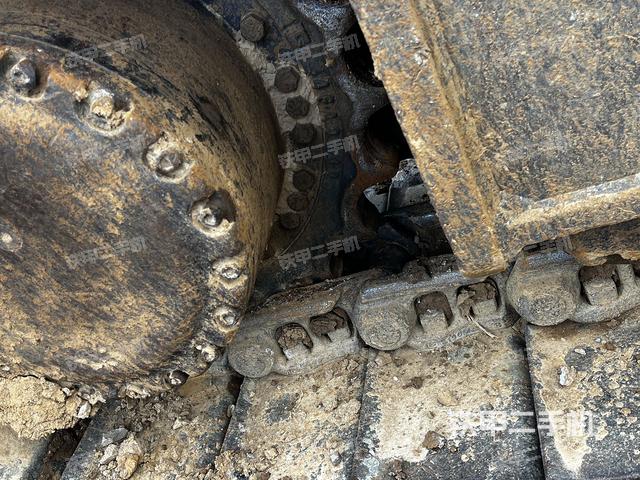 單側(cè)履帶整體(整機(jī)外觀) 單側(cè)履帶整體(整機(jī)外觀)