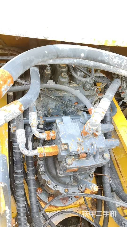 回轉(zhuǎn)馬達和主控閥(整機外觀) 回轉(zhuǎn)馬達和主控閥(整機外觀)