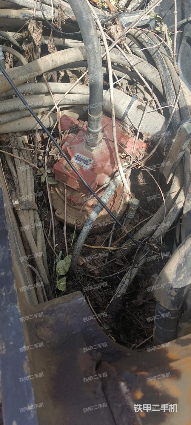 回转马达和主控阀(整机外观) 回转马达和主控阀(整机外观)