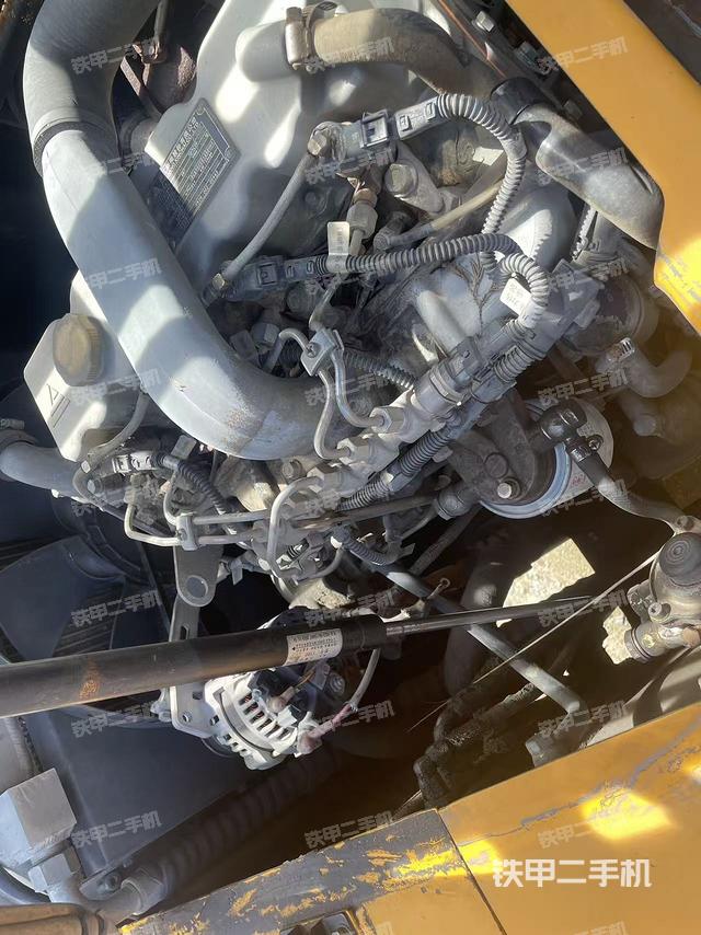 回转马达和主控阀(整机外观) 回转马达和主控阀(整机外观)