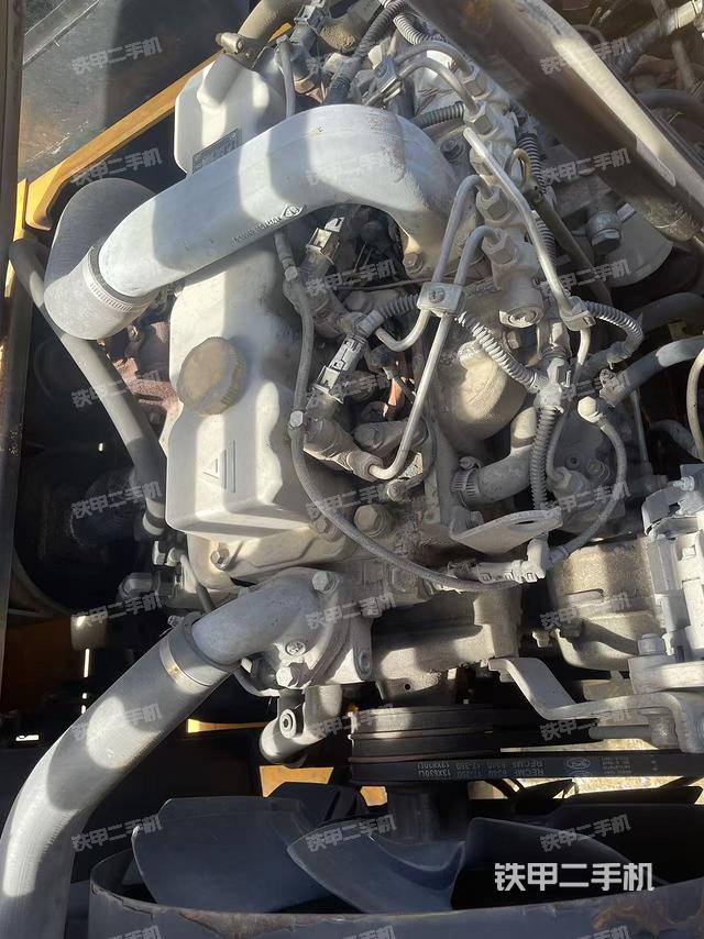 液压泵舱室正面整体(整机外观) 液压泵舱室正面整体(整机外观)