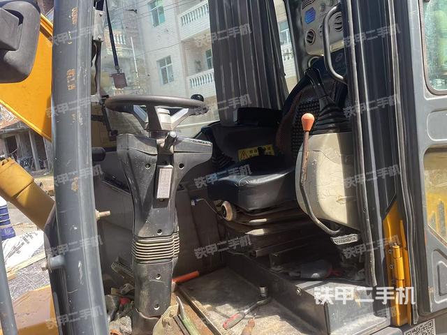 驾驶室顶部(整机外观) 驾驶室顶部(整机外观)