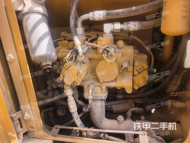 液压泵舱室正面整体（整机外观）