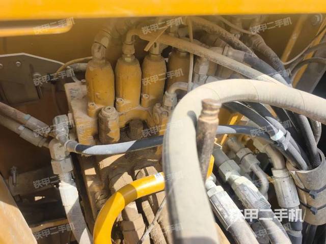 回转马达和主控阀（整机外观）