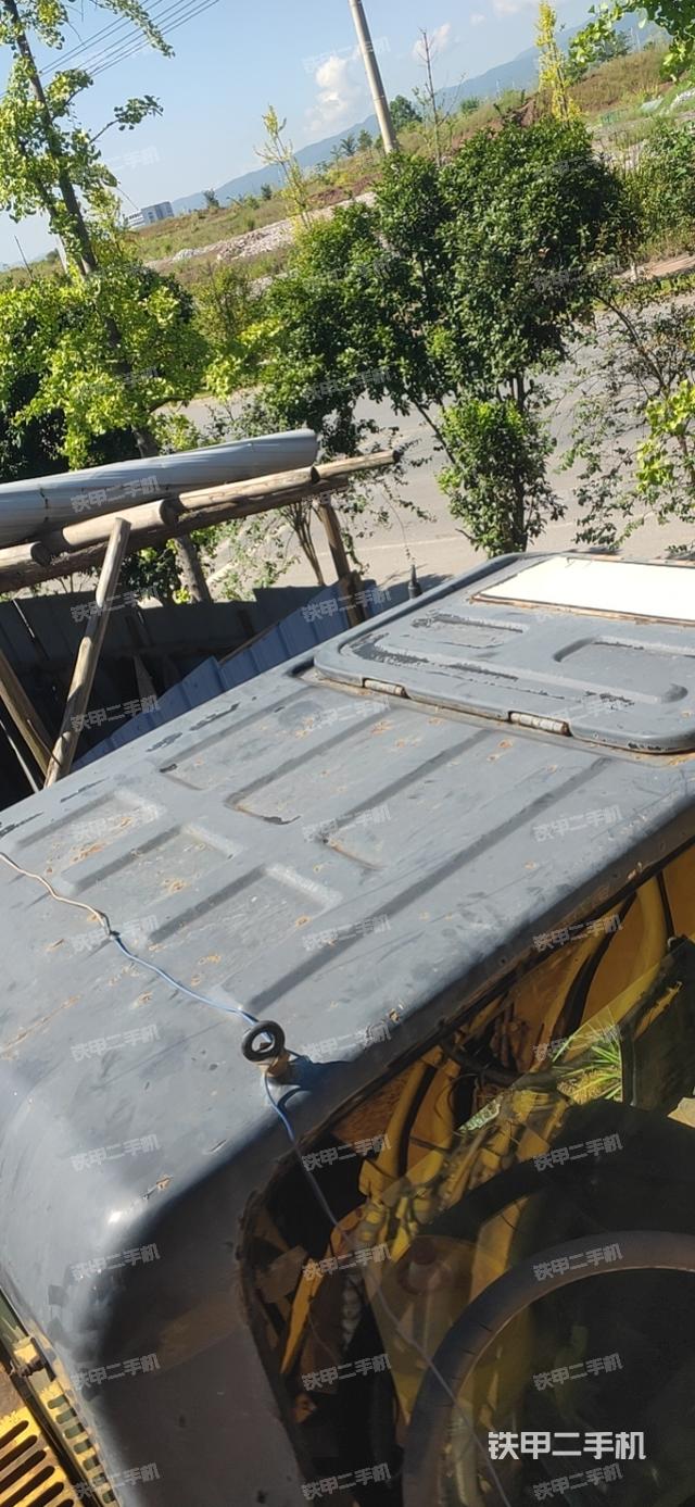 駕駛室頂部(整機(jī)外觀) 駕駛室頂部(整機(jī)外觀)