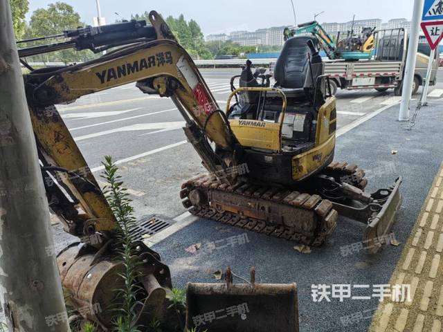 驾驶室整体(整机外观) 驾驶室整体(整机外观)
