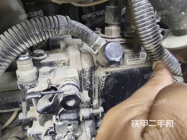 液压泵舱室正面整体(整机外观) 液压泵舱室正面整体(整机外观)