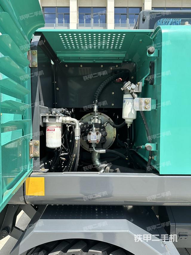 液壓泵艙室正面整體(整機外觀) 液壓泵艙室正面整體(整機外觀)