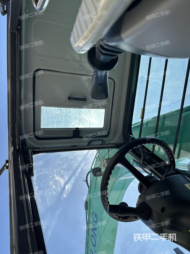 駕駛室頂部(整機(jī)外觀) 駕駛室頂部(整機(jī)外觀)