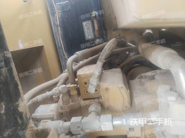 液压泵舱室正面整体（整机外观）