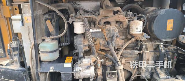 液压泵舱室正面整体（整机外观）