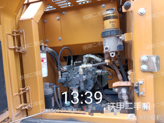 液压泵舱室正面整体（整机外观）