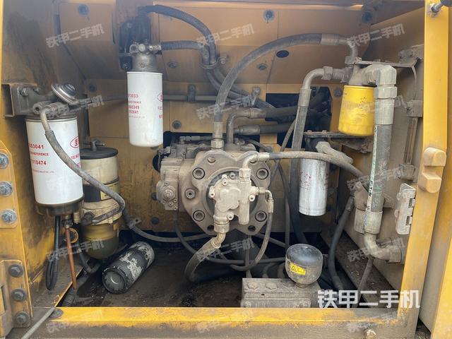 液压泵舱室正面整体（整机外观）