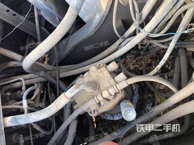 回轉(zhuǎn)馬達(dá)和主控閥(整機(jī)外觀(guān)) 回轉(zhuǎn)馬達(dá)和主控閥(整機(jī)外觀(guān))
