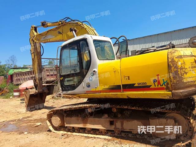 駕駛室整體(整機(jī)外觀(guān)) 駕駛室整體(整機(jī)外觀(guān))