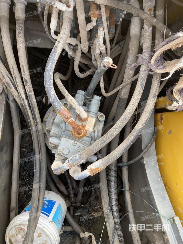 回转马达和主控阀（整机外观）