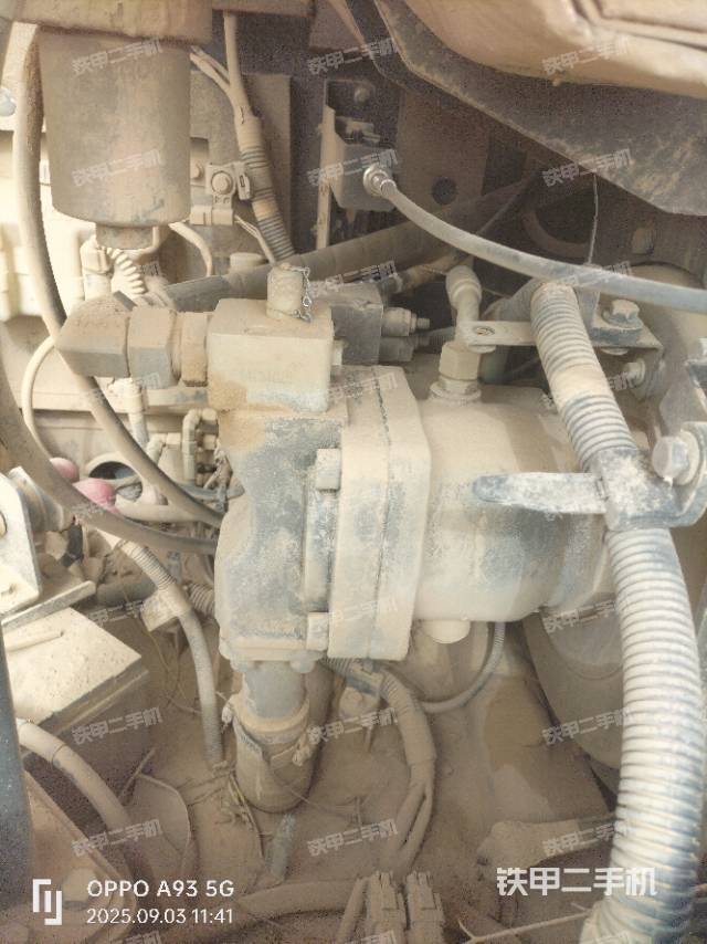 液压泵舱室正面整体(整机外观) 液压泵舱室正面整体(整机外观)
