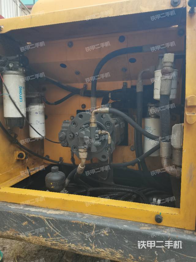 液壓泵艙室正面整體(整機(jī)外觀) 液壓泵艙室正面整體(整機(jī)外觀)