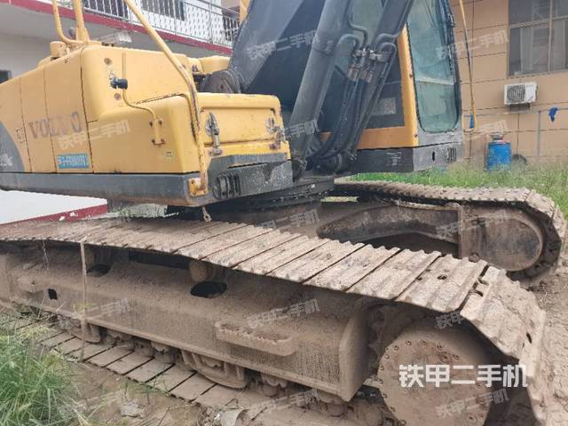 單側(cè)履帶整體(整機(jī)外觀) 單側(cè)履帶整體(整機(jī)外觀)