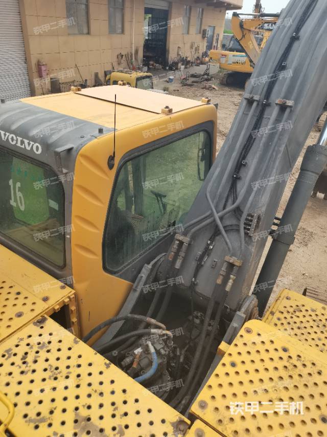 駕駛室頂部(整機(jī)外觀) 駕駛室頂部(整機(jī)外觀)
