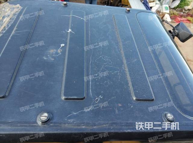 駕駛室頂部(整機(jī)外觀) 駕駛室頂部(整機(jī)外觀)