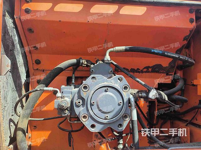 液压泵舱室正面整体(整机外观) 液压泵舱室正面整体(整机外观)