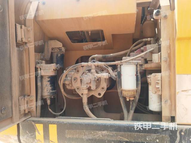 液壓泵艙室正面整體(整機外觀) 液壓泵艙室正面整體(整機外觀)