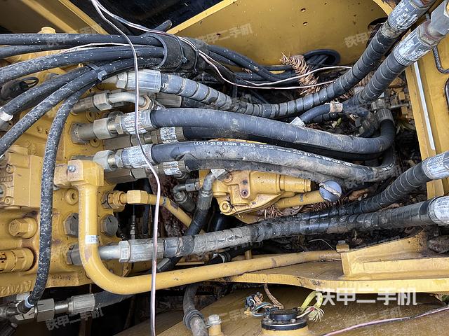 回转马达和主控阀（整机外观）