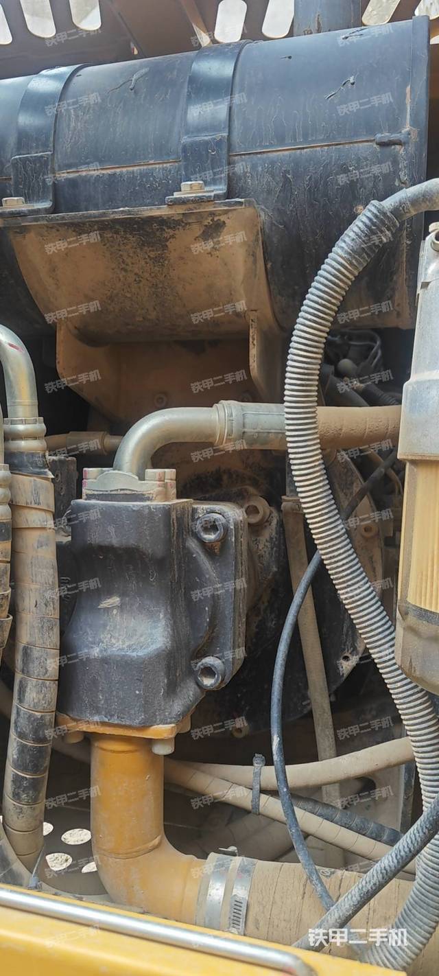 液压泵舱室正面整体（整机外观）