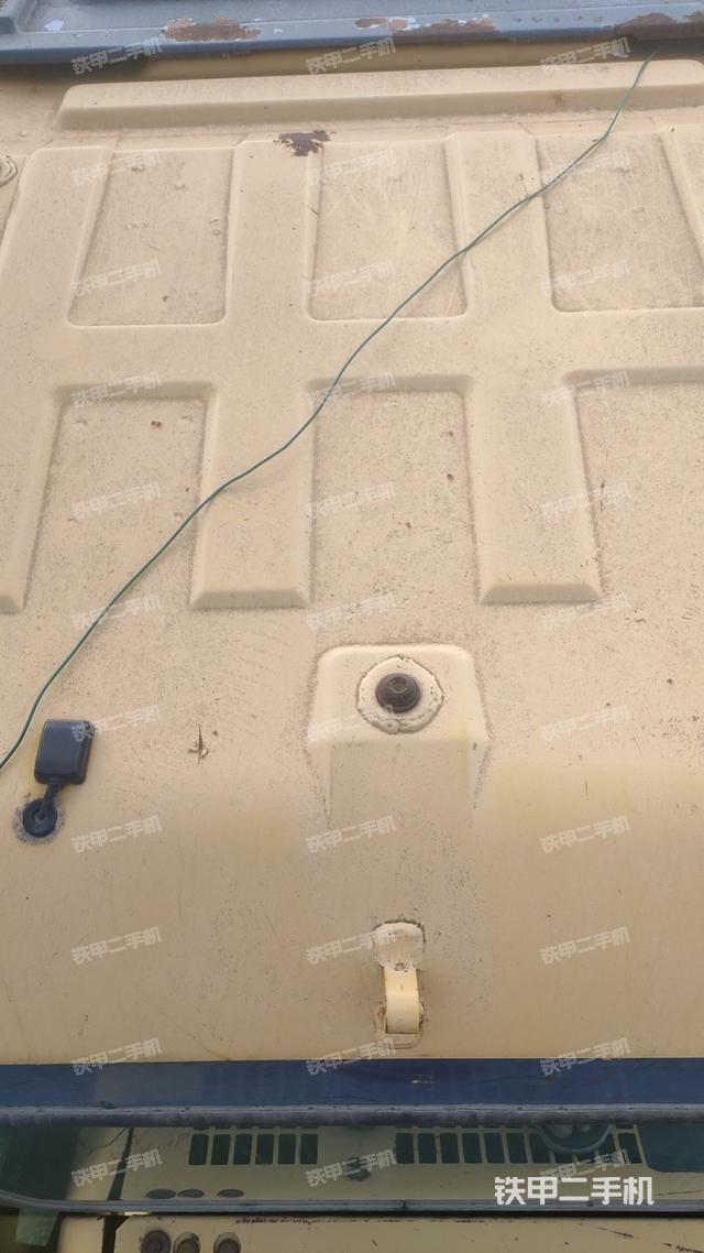 駕駛室頂部(整機(jī)外觀) 駕駛室頂部(整機(jī)外觀)