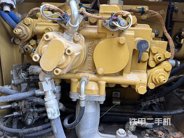 液压泵舱室正面整体（整机外观）