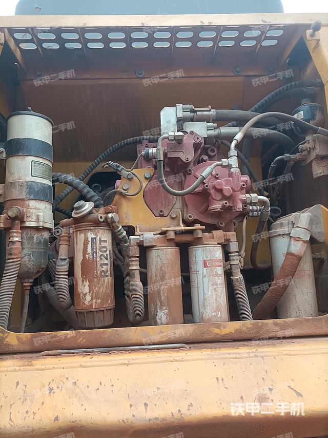 液壓泵艙室正面整體(整機外觀) 液壓泵艙室正面整體(整機外觀)