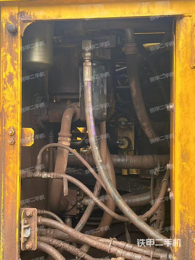 液壓泵艙室正面整體(整機(jī)外觀) 液壓泵艙室正面整體(整機(jī)外觀)