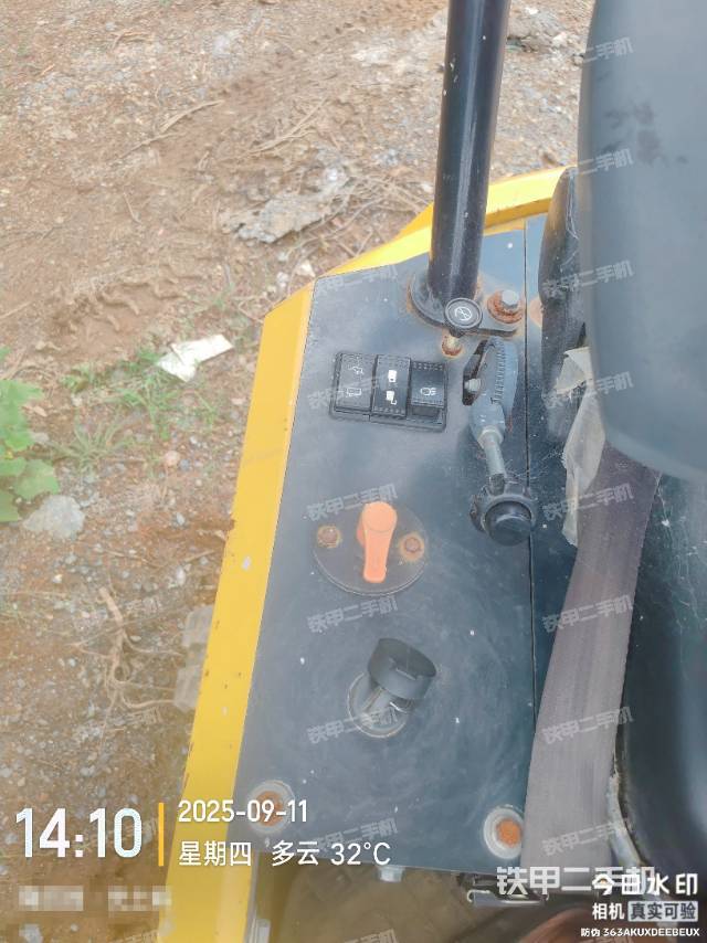 液壓泵艙室正面整體(整機外觀) 液壓泵艙室正面整體(整機外觀)