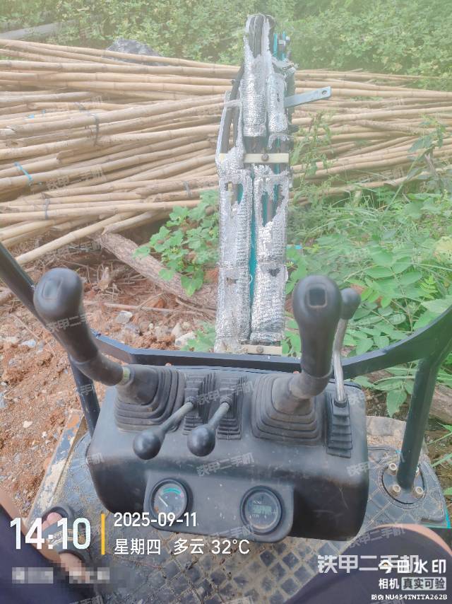 回轉馬達和主控閥(整機外觀) 回轉馬達和主控閥(整機外觀)