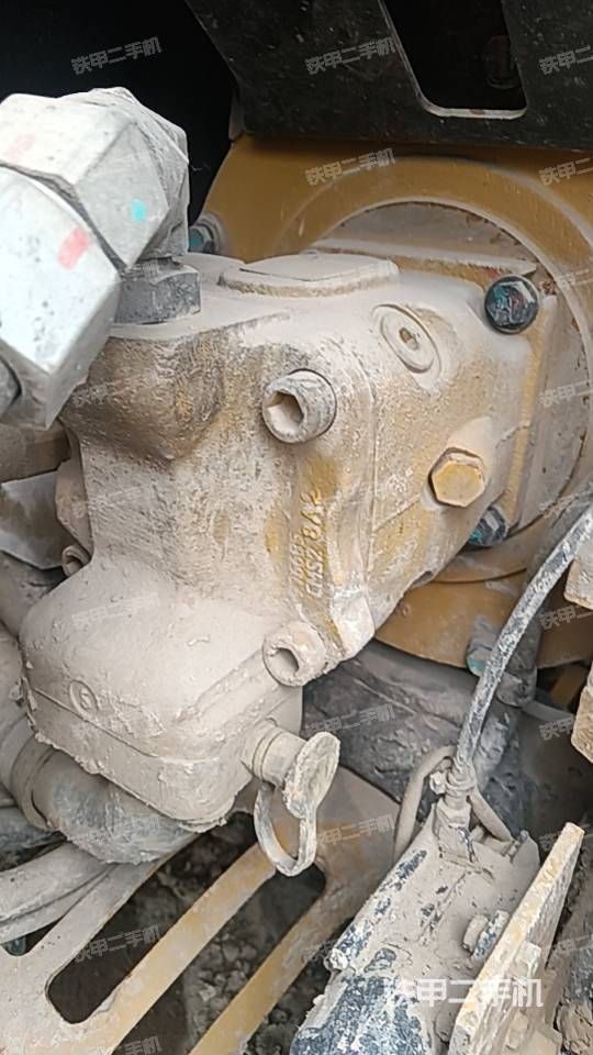 液壓泵艙室正面整體(整機外觀) 液壓泵艙室正面整體(整機外觀)
