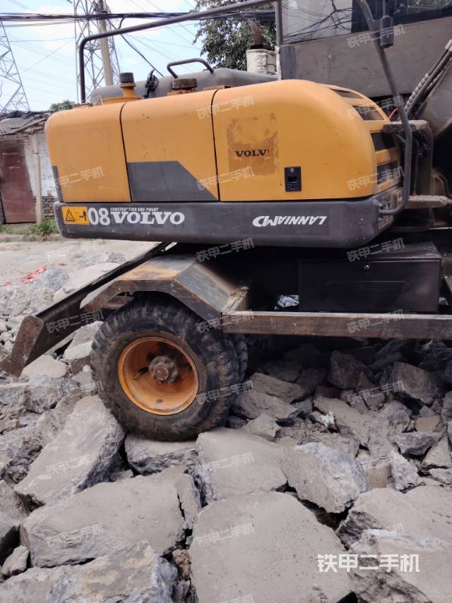 液压泵舱室正面整体（整机外观）