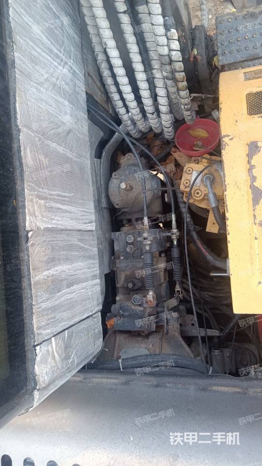 回转马达和主控阀（整机外观）