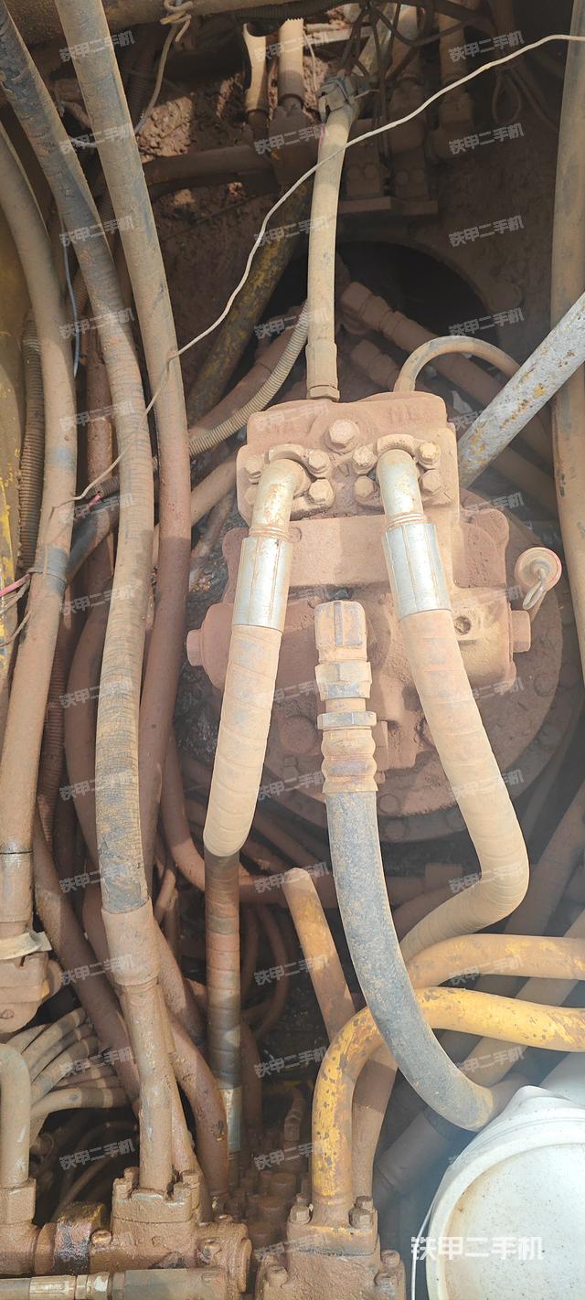 回转马达和主控阀(整机外观) 回转马达和主控阀(整机外观)