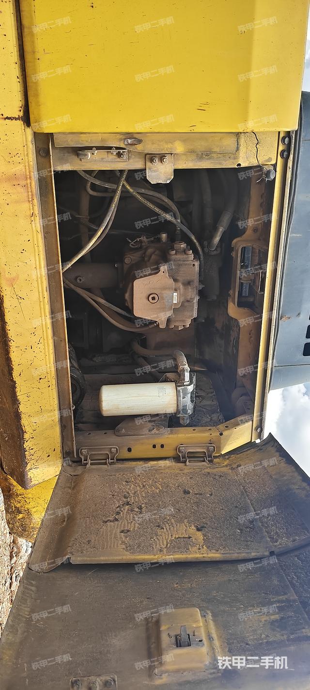 液压泵舱室正面整体(整机外观) 液压泵舱室正面整体(整机外观)