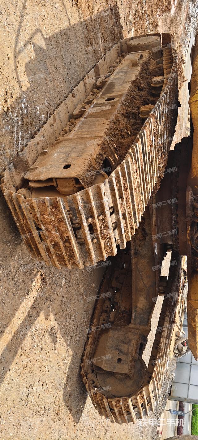 单侧履带整体(整机外观) 单侧履带整体(整机外观)