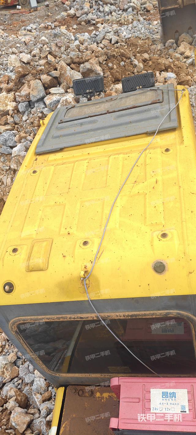 驾驶室顶部(整机外观) 驾驶室顶部(整机外观)