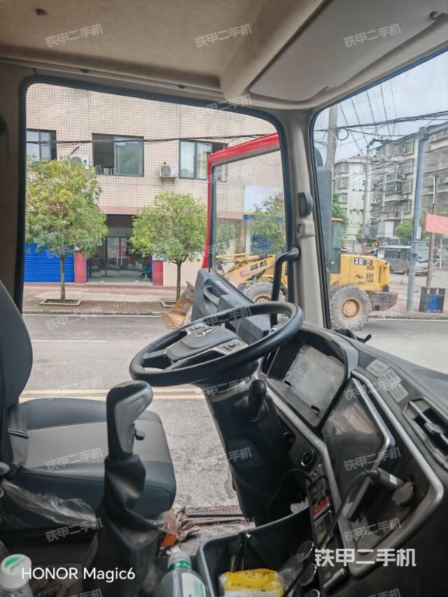 駕駛室操作臺（設備外觀及核心部件）