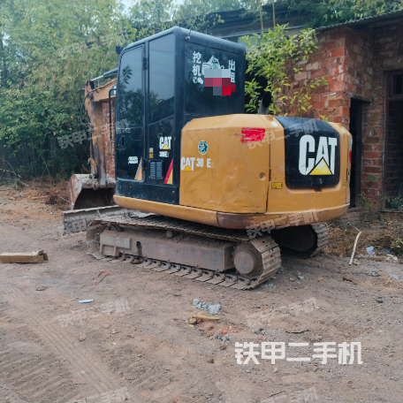 單側(cè)履帶整體(整機(jī)外觀) 單側(cè)履帶整體(整機(jī)外觀)