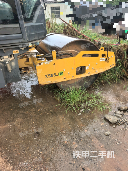 正左側(cè)（壓路機(jī)整機(jī)外觀）